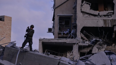 Iran - Israele, colpita la tv di stato a Teheran. E Netanyahu non esclude l'eliminazione di Khamenei