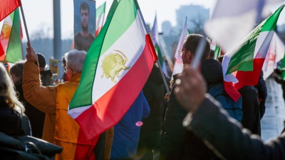 Iran, portaerei americana in Medio Oriente, mentre Putin si offre come mediatore. Madonna alle donne iraniane: sono con voi