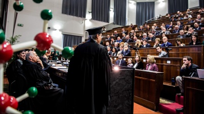 Italia quarta per migliori atenei ma 100 mila studenti se ne vanno all'estero 
