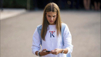 Kai Trump, la nipote del presidente Usa vende felpe e nei video utilizza le immagini della Casa Bianca