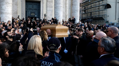 L'addio a Enrica Bonaccorti: le note de 'La Lontananza' e 'Il cielo'. L'omelia con le parole di Renato Zero 