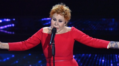 L'ultimo viaggio di Ornella Vanoni: i funerali alle 15. Su RTL 102.5 in onda l'iconico concerto dello scorso anno al Teatro degli Arcimboldi