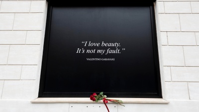 La camera ardente di Valentino. Il saluto di famiglia, amici e collaboratori dell'ultimo imperatore della moda, poi tanta gente comune 