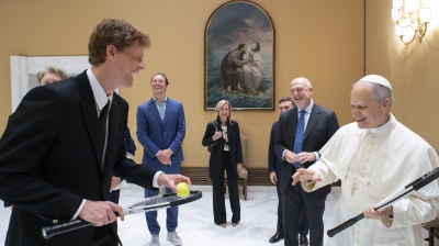 La Federazione  del tennis da Papa Leone XIV con i suoi trofei, Sinner gli propone di palleggiare