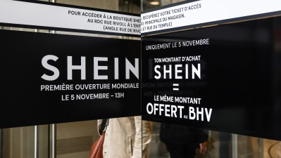 La Francia sospende il portale online di Shein, ma apre il negozio fisico a Parigi, tra inchieste e polemiche