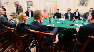 La guerra in Ucraina, lunghi colloqui tra Trump, Zelensky e i leader Ue, si allungano i tempi del trilaterale