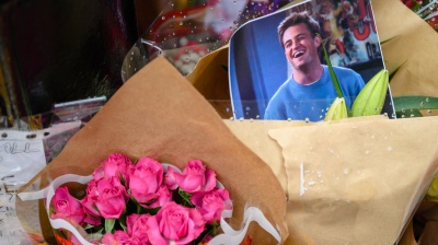 La morte di Matthew Perry: condannata a 15 anni la donna accusata di aver venduto droga all'attore