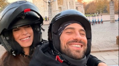 La prima foto insieme: Elisabetta Canalis e Alvise Rigo in scooter sui social