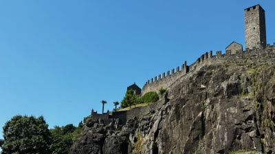 La sedicesima tappa è tutta svizzera: da Bellinzona a Carì, tra castelli medievali, boschi di conifere, praterie sconfinate e pascoli