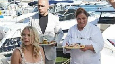 La soap Beautiful a Napoli, tappa da "Zi Teresa": ecco cosa hanno mangiato gli attori sul lungomare 
