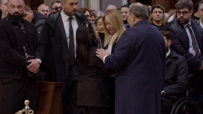 L’addio a Domenico. Meloni abbraccia mamma Patrizia, la folla chiede giustizia