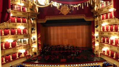 L’eleganza torna d’obbligo al Teatro Alla Scala di Milano, in vigore il dress code