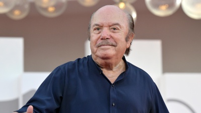 Lino Banfi compie 90 anni, auguri al nonno d'Italia. Sapevate del nome d'arte?