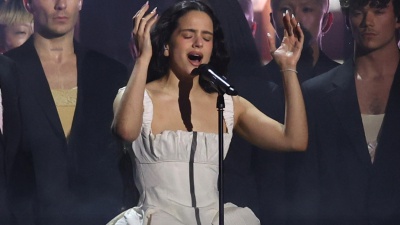 Malore per Rosalia, non termina l'atteso concerto al Forum di Assago, a Milano: "ho un'intossicazione alimentare"