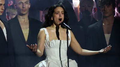 Malore sul palco per Rosalía, concerto interrotto a Milano