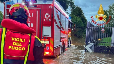 Maltempo: fermato un treno prima di una voragine in Lombardia. All’Elba in 200 isolati