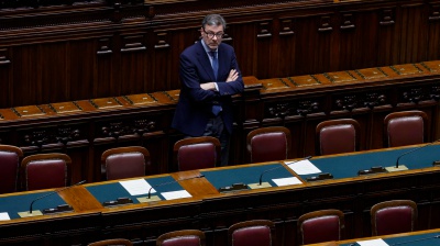 Manovra blindata alla Camera. Ira delle opposizioni: 'Non siamo passacarte'. In aula il ministro Giorgetti