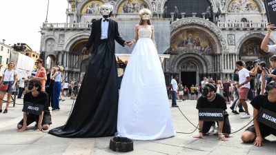 Matrimonio Bezos-Sanchez, il sì dell'anno. Venezia blindata. Disordini in pazza San Marco