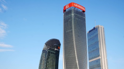 Milano, a Citylife collassa l'enorme insegna di Generali sulla Torre Hadid, zona evacuata