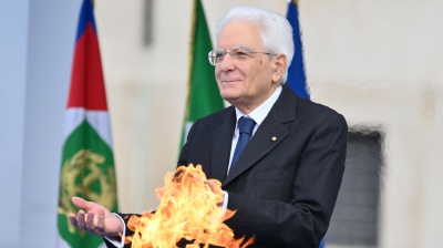 Milano-Cortina, in Piazza del Quirinale il Presidente Mattarella accende il braciere: “Stop alle guerre”