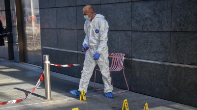 Milano, donna accoltellata alle spalle in Piazza Gae Aulenti. Le telecamere hanno ripreso un sospettato