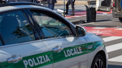 Milano: fugge in moto dalla polizia, cade e muore. Era senza patente 