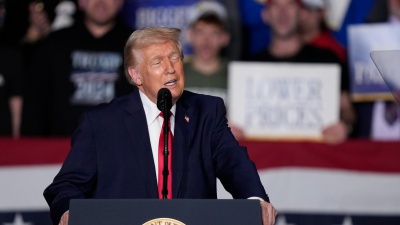 Minneapolis, Trump annuncia una piccola de-escalation, ma attacca i manifestanti e la dem Omar. Ricambio ai vertici dell'Ice 