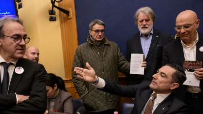 Montecitorio, alla fine la conferenza sulla remigrazione è saltata. Fra cori, spintoni e “Bella Ciao”