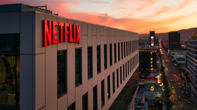Netflix apre la partita finale per Warner Bros. Discovery: via ai negoziati esclusivi