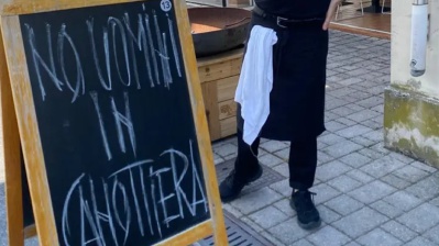 "No uomini in canottiera", il cartello choc in una pizzeria in provincia di Treviso