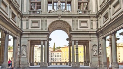 Per fare un selfie danneggia una tela, è accaduto questa mattina agli Uffizi di Firenze