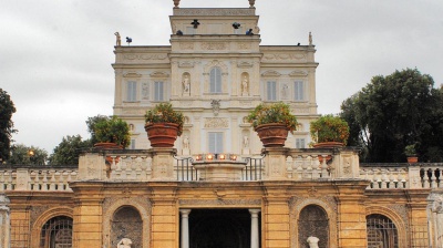 Potrebbero essere madre e figlia la donna e la bimba trovate morte ieri pomeriggio all'interno di villa Pamphili a Roma