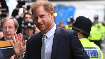 Prove di disgelo tra il principe Harry e Re Carlo, l'abbraccio dopo anni di tensioni