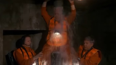 Rapina a Napoli, un buco nel pavimento per fuggire: i banditi come nel film "Scuola di ladri"