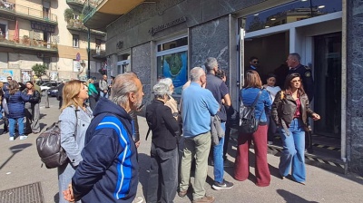 Napoli, è caccia ai rapinatori della banca. Manfredi: "Professionisti che hanno fatto un lavoro da film"