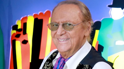"Regalo la mia collezione di gilet ai foggiani": cosa racconta Renzo Arbore in diretta a RTL 102.5