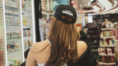 Ricerca, gli adolescenti entrano nel mondo beauty a 12 anni. Un giro d'affari per oltre 5 miliardi di dollari 
