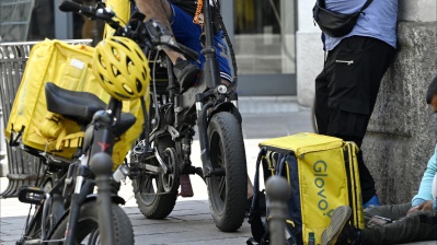 Rider sfruttati, scatta il controllo giudiziario  per la società di delivery del colosso spagnolo Glovo
