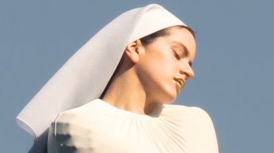 Rosalía annuncia il nuovo album: con "Lux" la Motomami tenta la metamorfosi mistica