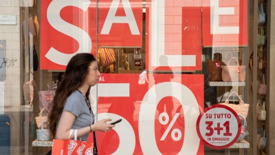 Saldi estivi al via domani: spesa media 218 euro, calzature al top