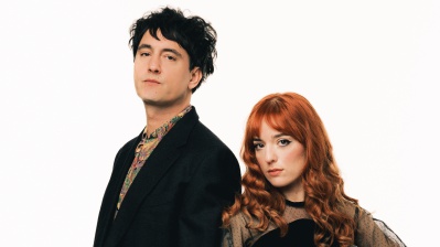 Sanremo 2026, Maria Antonietta & Colombre cantano “Il mondo” insieme a Brunori Sas nella serata cover