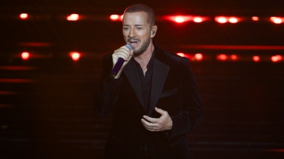 Sanremo 2026, Raf con The Kolors nella serata dei duetti: cantano "The Riddle" di Nik Kershaw