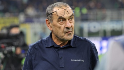 Sarri dopo la sconfitta con l'Inter: "È ora di pensare a noleggiare arbitri dall'estero". La Lazio frena con un comunicato stampa