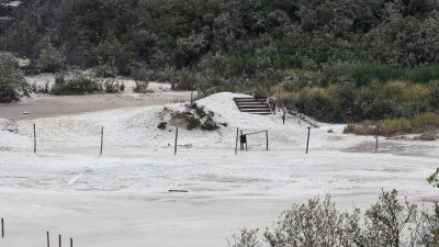 Sciame sismico  ai Campi Flegrei , con una forte scossa di magnitudo 4.4, avvertita in molte zone di Napoli