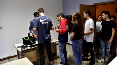 Scuola, stop agli smartphone anche alle superiori: uso vietato durante tutta la giornata scolastica
