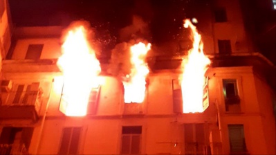 Si lancia dalla finestra per sfuggire all'incendio, morta 48enne a Milano
