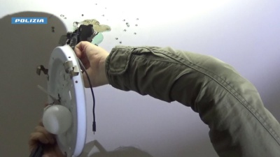 Spiava gli inquilini ignari piazzando le telecamere nei bagni, salotti e camere da letto. 56enne aquilano denunciato 