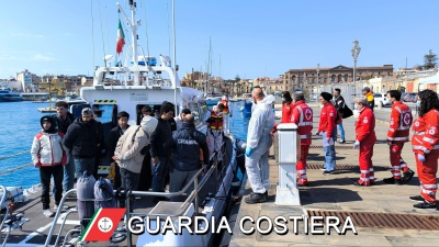 Strage di migranti nel Mediterraneo. Un'ottantina i dispersi in mare, 32 i sopravvissuti, due i morti 