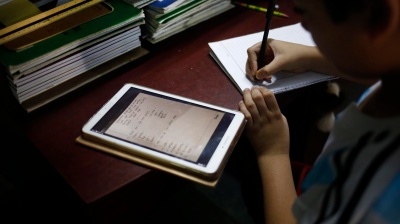 Svezia, ritorno all'analogico per la scuola. E promuove l’uso maggiore di libri, carta e penne tradizionali 