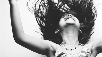 Tanto domani muori, un viaggio nel tempo con personaggi in cerca del proprio posto nel mondo: Antiniska Pozzi ci porta a scoprire il suo romanzo